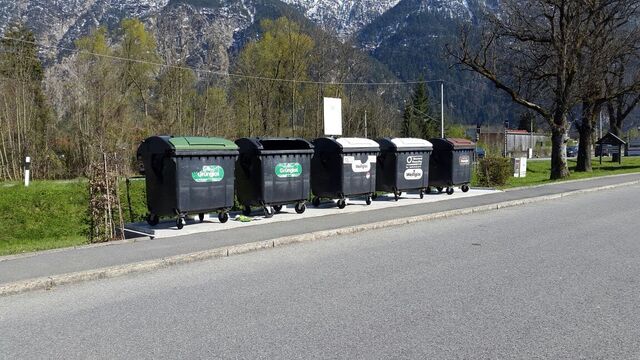 Altglascontainer mit Bepflanzung in der Unterfeldstraße in Oberau.