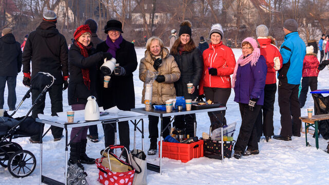 die CSU Ortsvorsitzende auf Besuch am Braunweiher bei den aktiven Frauen der Manchinger Frauen Union
mit auf dem Bild: Erika Görlitz, Birgid Neumayr, Rosemarie Köll, Vicky Görlitz, Gabriele Störkle, Annemarie Mauser