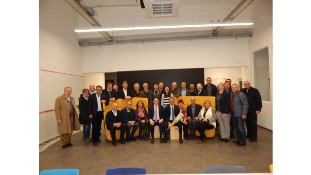 Gemeinsames Gruppenfoto der Besucher im Gründerzentrum mit Oberbürgermeister Dr. Christian Moser und dem neuen Staatsminister für Bildung und Kultus Bernd Sibler