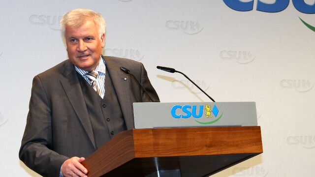 Seehofer steht am Rednerpult