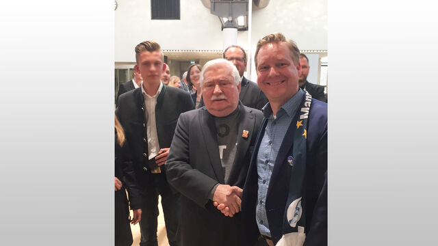 Haendedruck mit Lech Walesa