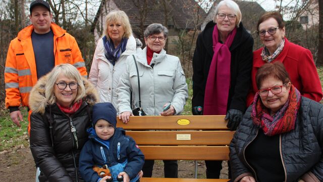 Die Damen der aufgelösten FU auf einer der Bänke