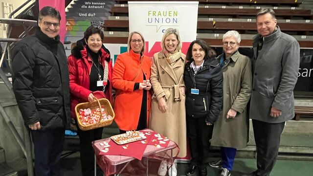 Besuch von Angelika Niebler bei der EM im Eisstockschießen in Waldkraiburg