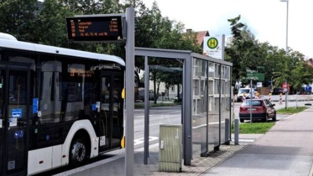 Bus der VGI an Haltestelle - Foto: VGI