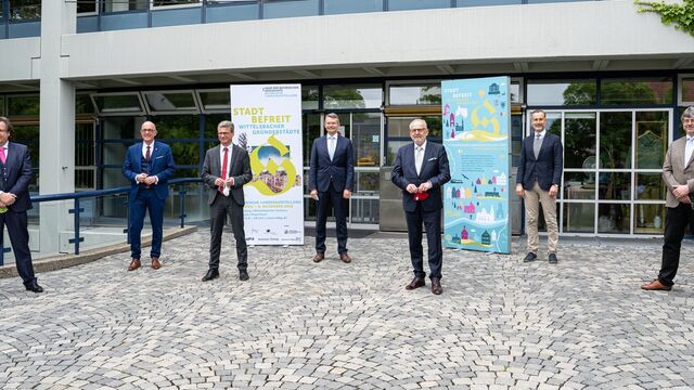   Die Bayerische Landesausstellung „Stadt befreit. Wittelsbacher Gründerstädte“ in Friedberg und in Aichach eröffnet am 10. Juni 2020 – und das als eine der ersten großen Ausstellungen Europas. Bayerns Staatsminister für Wissenschaft und Kunst, Bernd Sibler, war extra nach Aichach gekommen, um diese gute Nachricht zu überbringen. Der Landtagsabgeordnete Peter Tomaschko freut sich sehr, dass sich das Wittelsbacher Land nun bald von seiner besten Seite präsentieren kann: „Gerade in diesen schwierigen Zeiten, die den Menschen viel abverlangen, haben Kunst und Kultur einen ganz besonderen Stellenwert. Nach der langen Zeit der Vorbereitung ist es einfach großartig, dass wir den Besucherinnen und Besuchern bald die über 150 kostbaren Exponate der Ausstellung zeigen können“, so Tomaschko. Auch Landrat Dr. Klaus Metzger sowie die Bürgermeister von Aichach und Friedberg, Klaus Habermann und Roland Eichmann, freuen sich darauf, Gäste aus Nah und Fern zur Landesausstellung begrüßen zu dürfen. Die Ausstellung wird am 09. Juni offiziell präsentiert und steht ab 10. Juni für das Publikum offen. Ausstellungsorte sind das neu renovierte Wittelsbacher Schloss in Friedberg und das FeuerHaus in Aichach. Auch für den Besuch der Landesausstellung gelten Schutz- und Hygieneregeln. Dazu zählen unter anderem eine Maskenpflicht für Besucher und die Einhaltung des Mindestabstands von 1,5 Metern.       