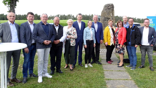 Von links: Landrat Wilhelm Schneider (Haßberge), Staatssekretär Sandro Kirchner, Bezirks- und Landrat Johann Kalb (Bamberg), MdL Holger Dremel, MdL Petra Guttenberger, MdB Thomas Silberhorn, Staatsministerin Judith Gerlach, Staatsminister Joachim Herrmann, die Bezirksrätinnen Gerlinde Martin und Rosa Behon (beide Unterfranken), die CSU-Bezirksgeschäftsführer Detlef Heim (Unterfranken) und Werner Stieglitz (Mittelfranken, aktuell Landtagskandidat), und Fabian Obst, CSU-Ortsvorsitzender von Geiselwind. (©pmw)