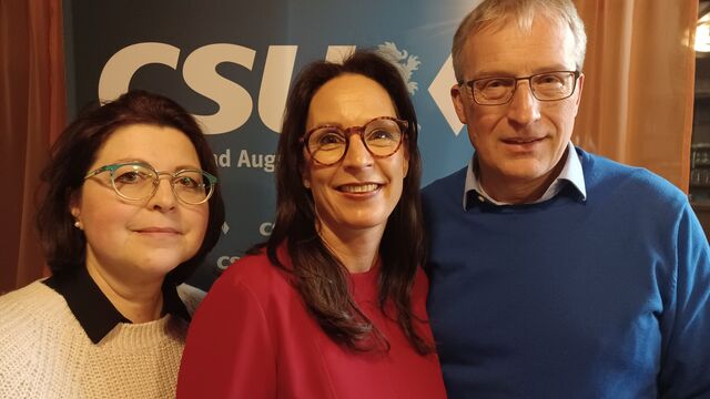 Die Vorsitzenden der CSU Stadtbergen (von links im Bild)  Müjgan Gäkle, Regina Wenzl und Peter Hagspiel. Auf dem Foto fehlt. Max Schwinghammer.  Foto: Ingrid Strohmayr