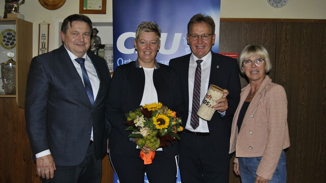 Foto: 2. Bürgermeister Thomas Meyer (links) und Fraktionssprecherin Ursula Eberle-Berlips (rechts) gratulieren Bürgermeister Bernd Rebhan zu seiner einstimmigen Nominierung und danken Ehefrau Pia Rebhan für die unermüdliche Unterstützung ihres Ehemanns.