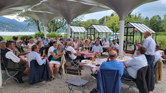 Die zahlreichen Zuhörer im Biergarten des Hotel Terrassenhof