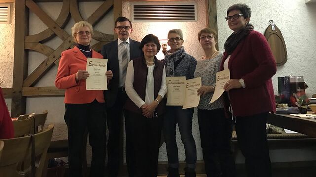 FU-Vorsitzende Annemarie Binder (Dritte von links) und Erster Bürgermeister Armin Warmuth mit den geehrten Mitgliedern der Frauen-Union.