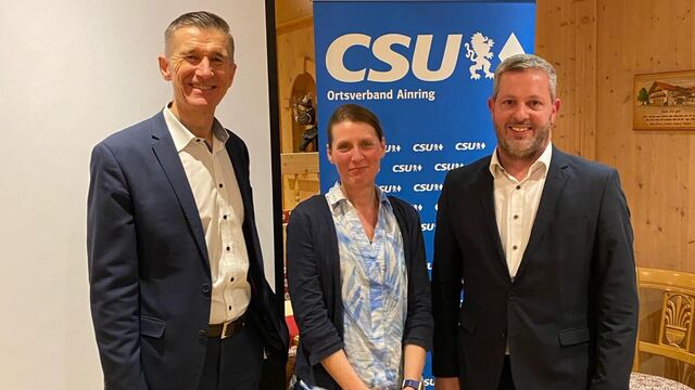 Herrn Dr. Gretscher, Ulrike Metzger, Vorsitzende des GPA, und Bernhard Dusch, Ortsvorsitzender der CSU Ainring.