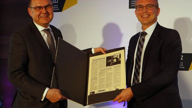 Bundestagsabgeordneten Tobias Winkler bei der Geschenkübergabe an Christian Schmidt (Foto: HSS)