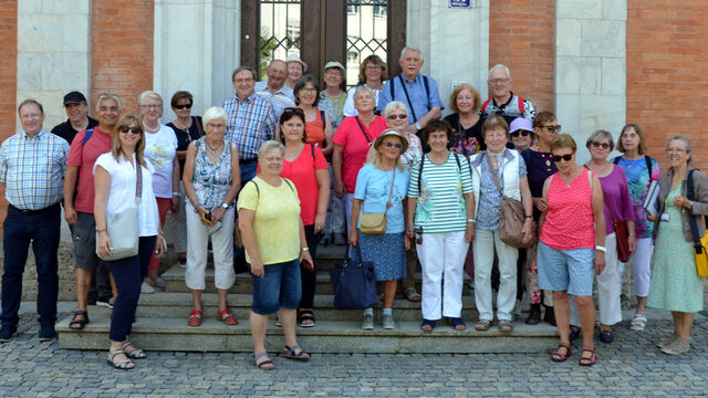 Für Fans der Rosenheim Cops ist das aus der Serie bekannte Polizeipräsidium ein beliebter Ort für Fotos. In Wirklichkeit steht die Besuchergruppe aus Buchloe allerdings vor dem Rathaus der Stadt Rosenheim.