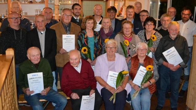 Beim Herbstfest der CSU kamen viele treue Mitglieder und holen sich die Ehrung persönlich ab.