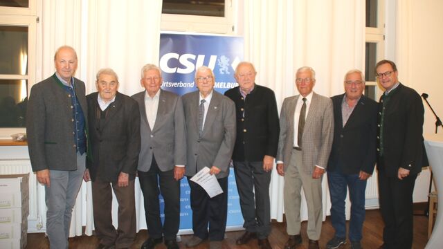 Der Vorsitzende des CSU-Ortsverbands Hammelburg, Detlef Heim (von links) ehrte für 50 und 55 Jahre Mitgliedschaft Reinhold Weigand, Karl Heilmann, Wolfgang Sommerfeld, Georg Sell, Frieder Barth, Erwin Kohlhepp. CSU-Generalsekretär Martin Huber gratulierte den Geehrten. (Foto: Hilmar Ruppert)