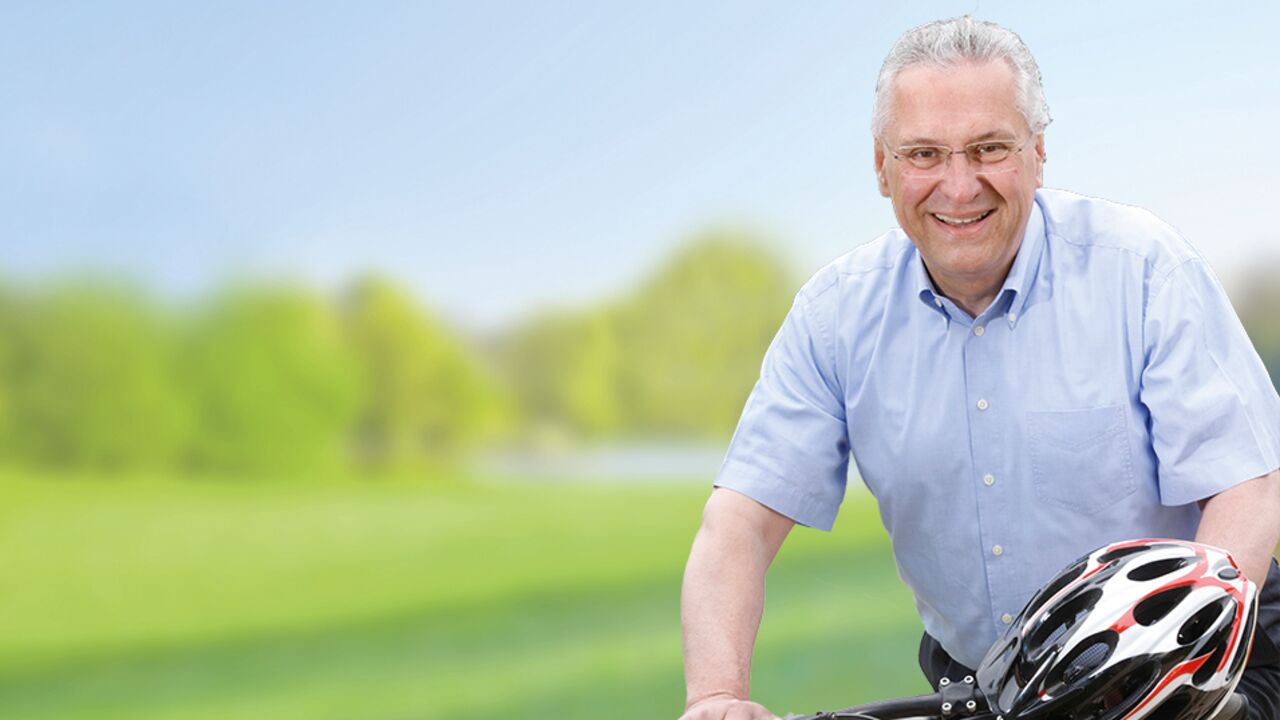 Joachim Herrmann auf einem Fahrrad